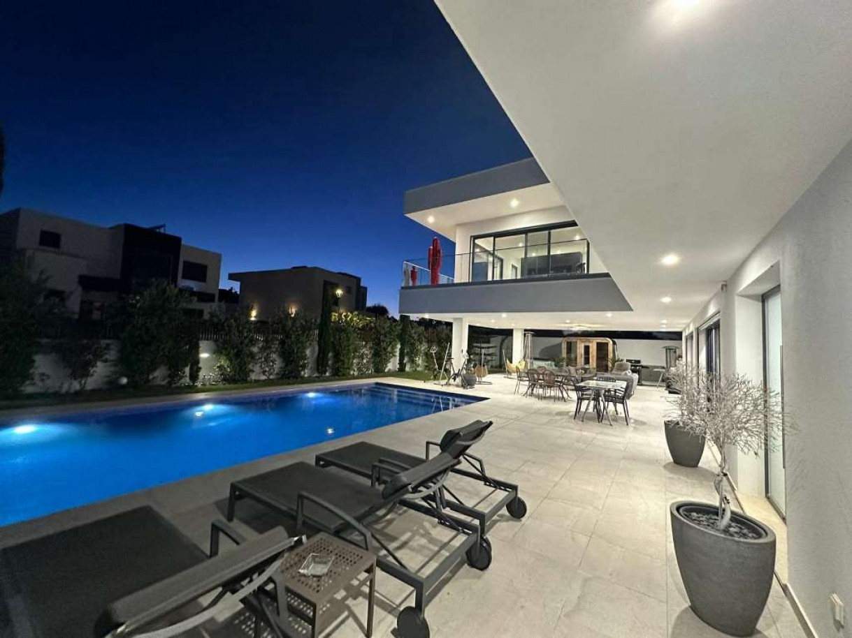 Villa contemporánea con piscina en venta en Silves, Algarve, Portugal_342592