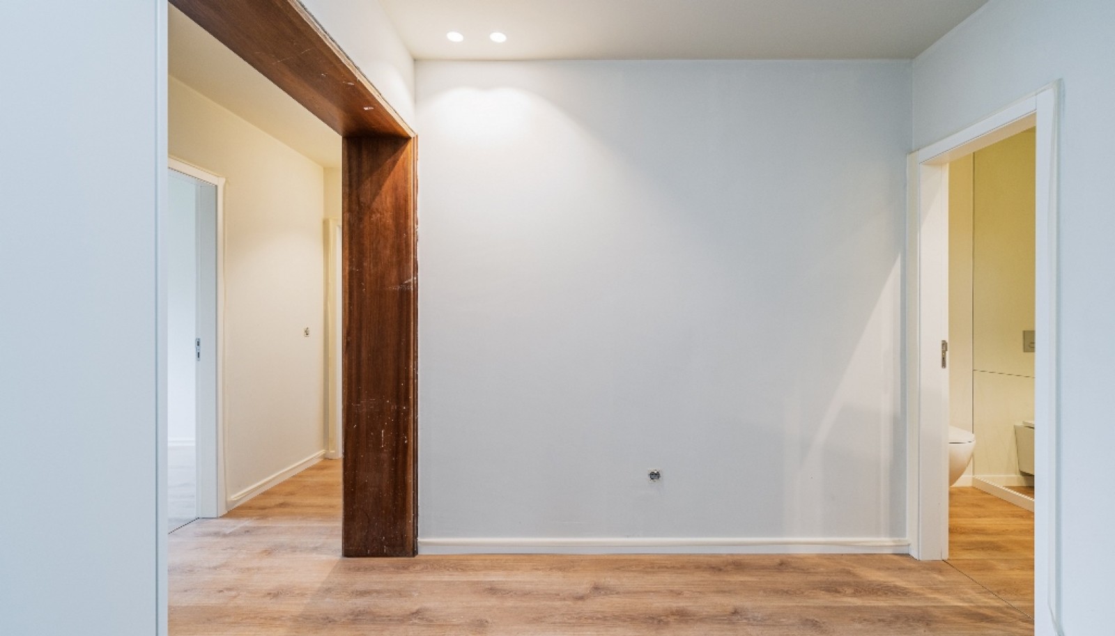 Piso nuevo de 4 dormitorios con balcón en venta en Oporto, Portugal_347864