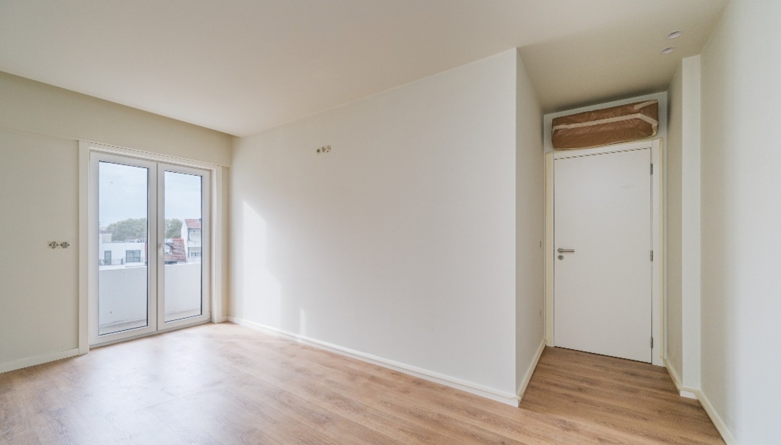 Piso nuevo de 4 dormitorios con balcón en venta en Oporto, Portugal_347866