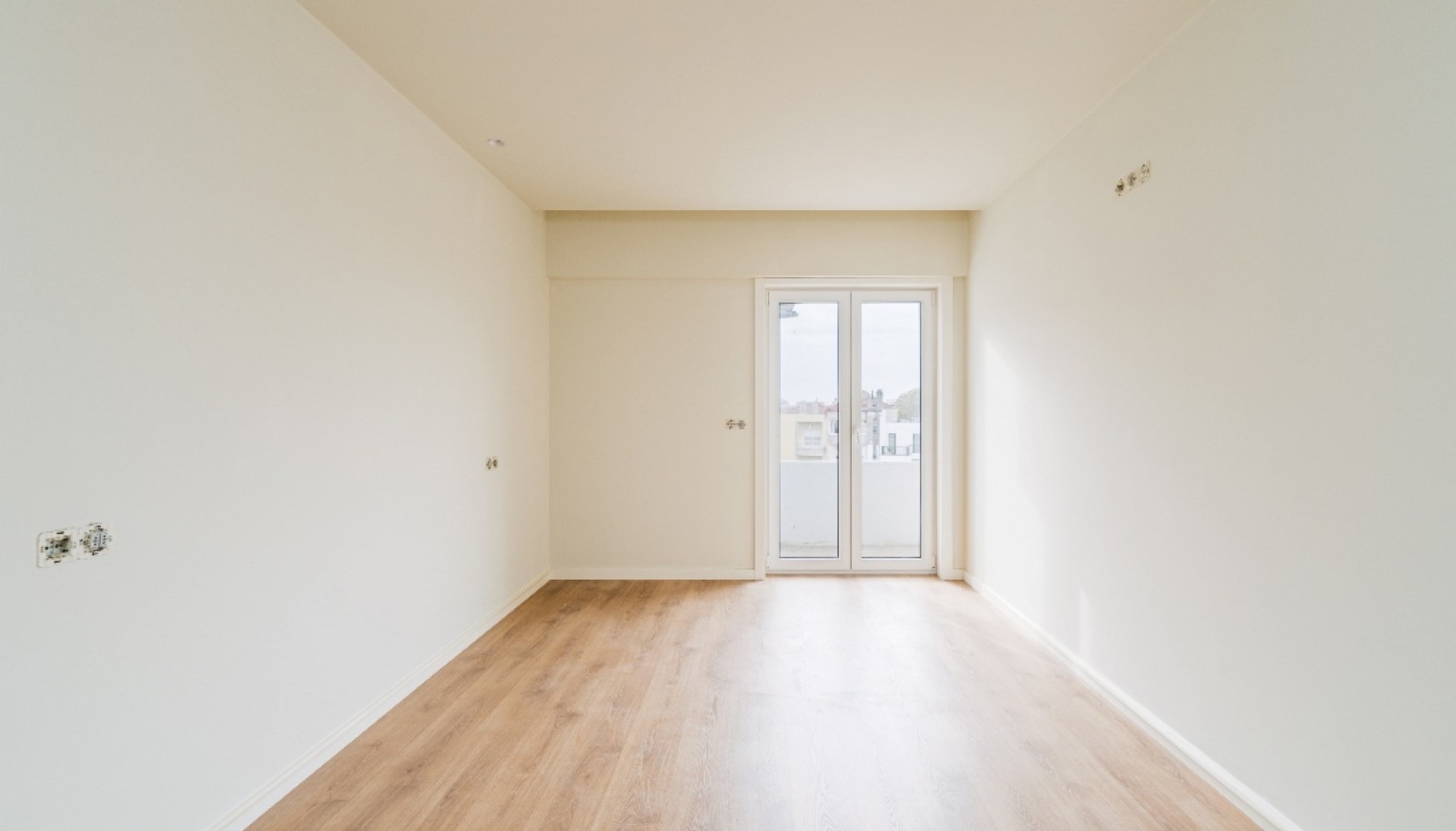 Piso nuevo de 4 dormitorios con balcón en venta en Oporto, Portugal_347867