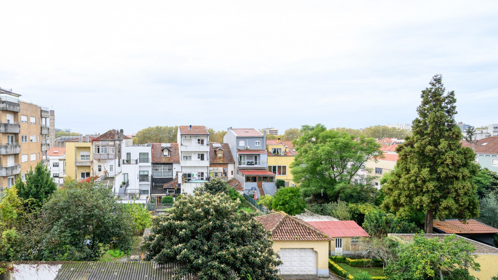 Piso nuevo de 4 dormitorios con balcón en venta en Oporto, Portugal_347869