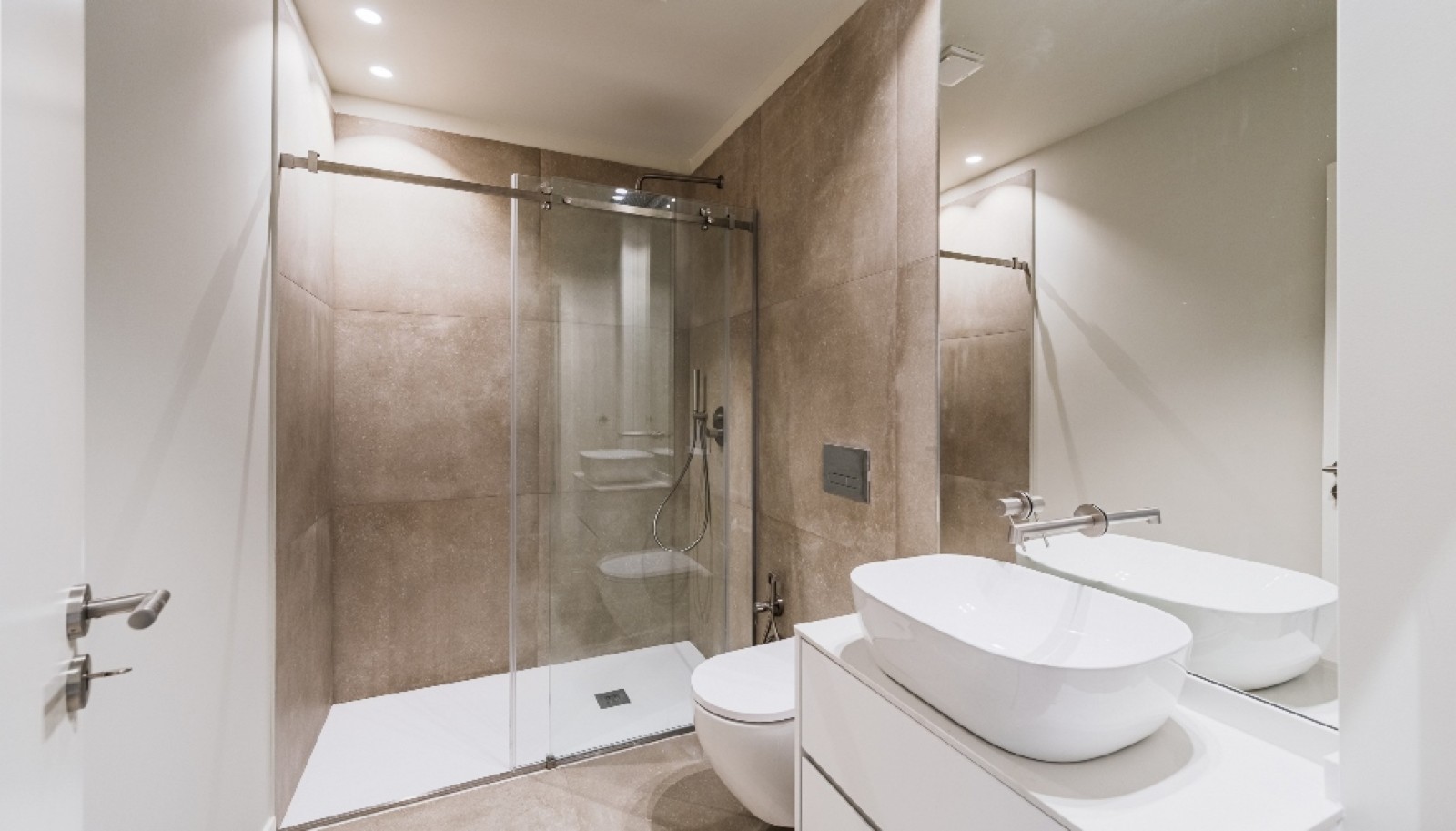 Piso nuevo de 4 dormitorios con balcón en venta en Oporto, Portugal_347877