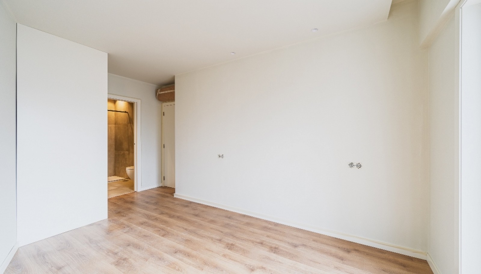 Piso nuevo de 4 dormitorios con balcón en venta en Oporto, Portugal_347881