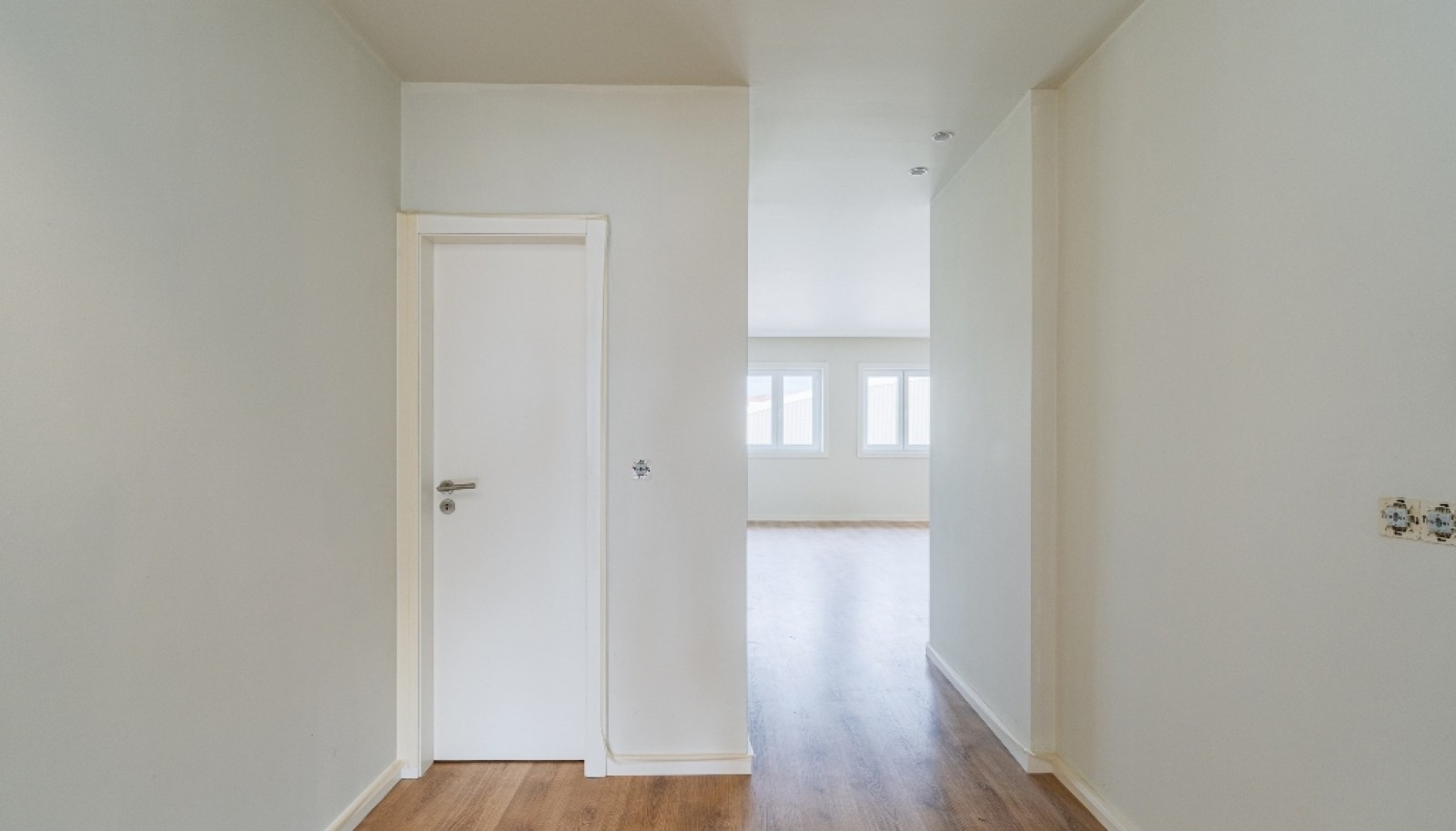 Piso nuevo de 4 dormitorios con balcón en venta en Oporto, Portugal_347882