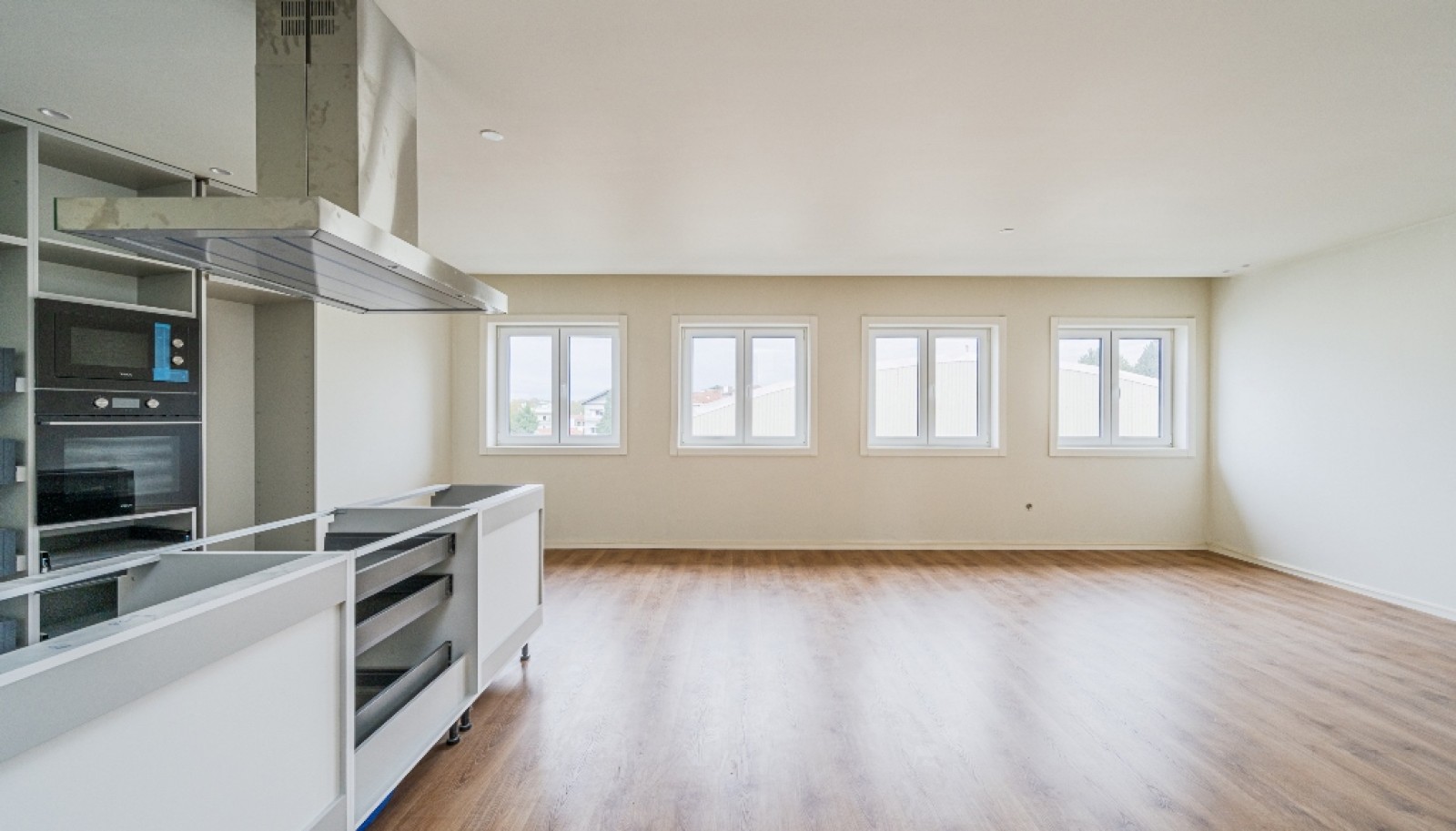 Piso nuevo de 4 dormitorios con balcón en venta en Oporto, Portugal_347883