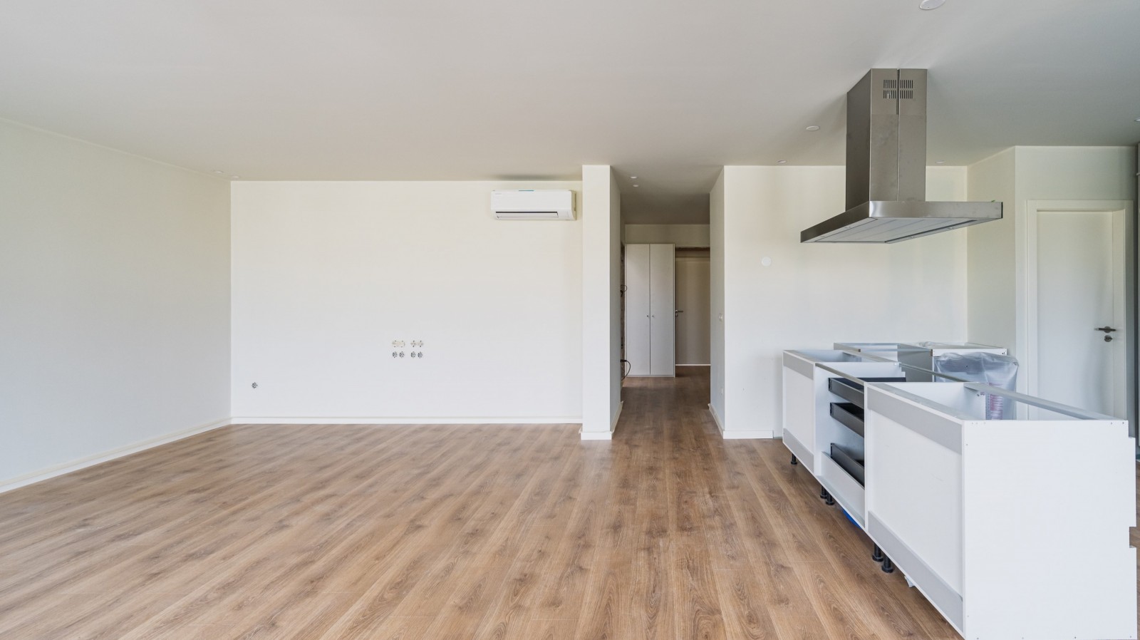 Piso nuevo de 4 dormitorios con balcón en venta en Oporto, Portugal_347885