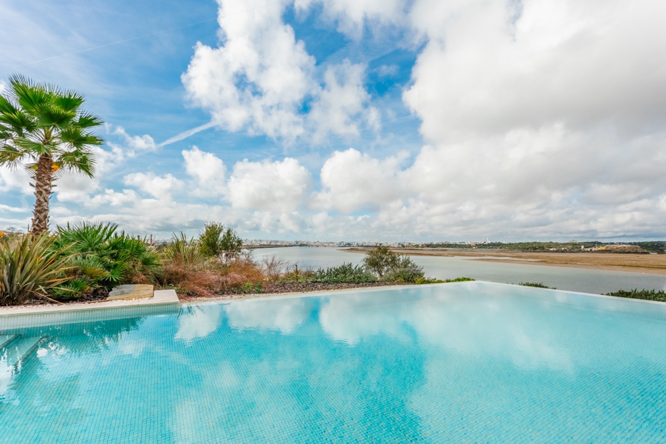 Moradia V4 com vista para rio Arade à venda em Lagoa, Algarve_349157