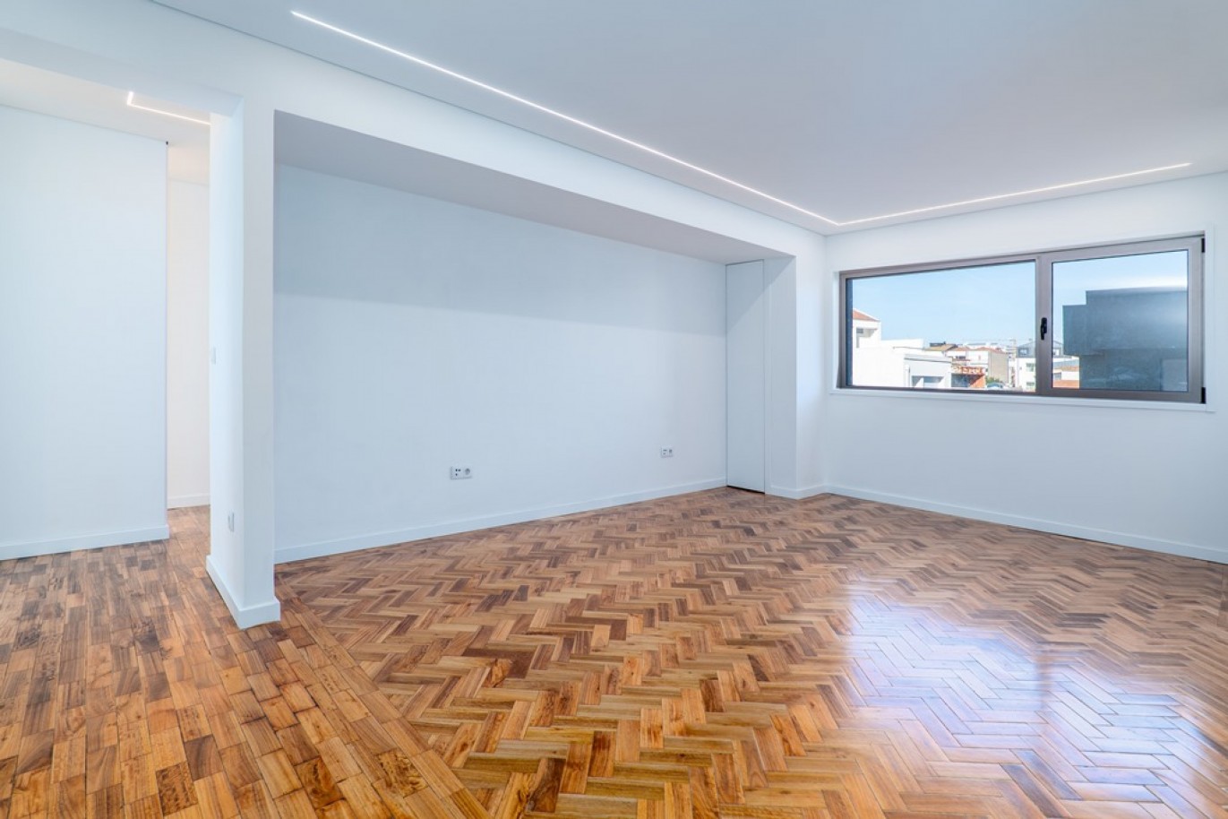 Renovated 4-bedroom apartment for sale in the centre of Porto, Portugal_350691