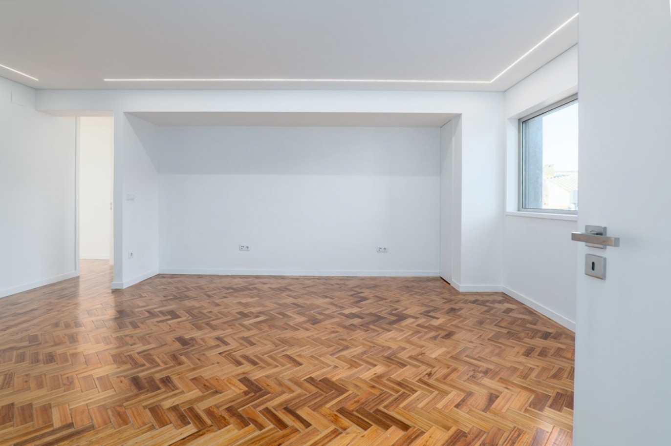 Renovated 4-bedroom apartment for sale in the centre of Porto, Portugal_350692