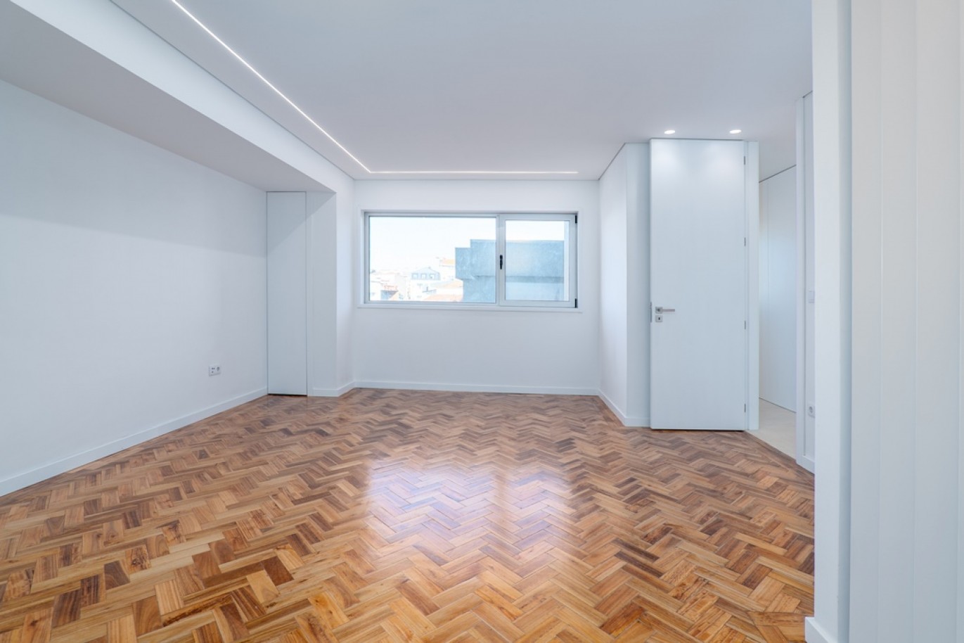 Renovated 4-bedroom apartment for sale in the centre of Porto, Portugal_350693