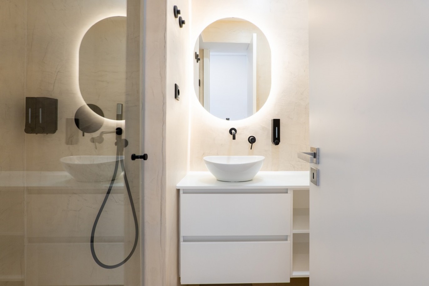 Renovated 4-bedroom apartment for sale in the centre of Porto, Portugal_350701