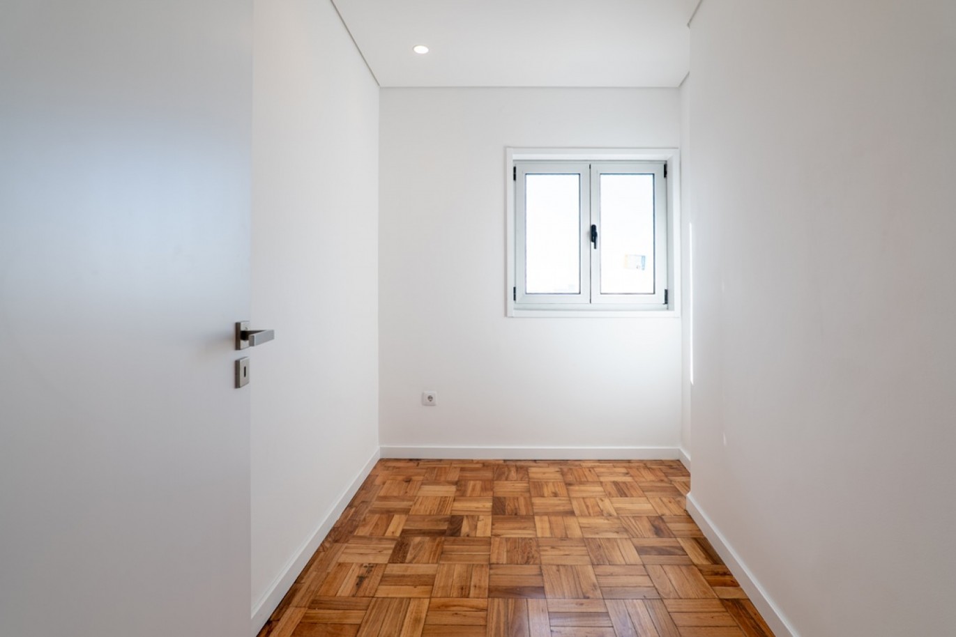 Renovated 4-bedroom apartment for sale in the centre of Porto, Portugal_350702