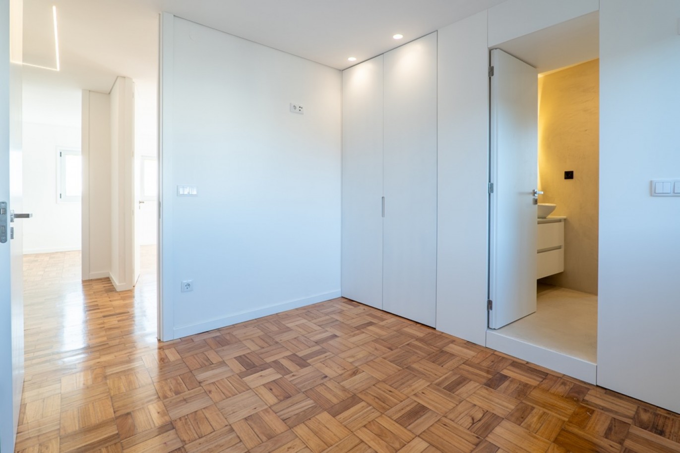 Renovated 4-bedroom apartment for sale in the centre of Porto, Portugal_350706