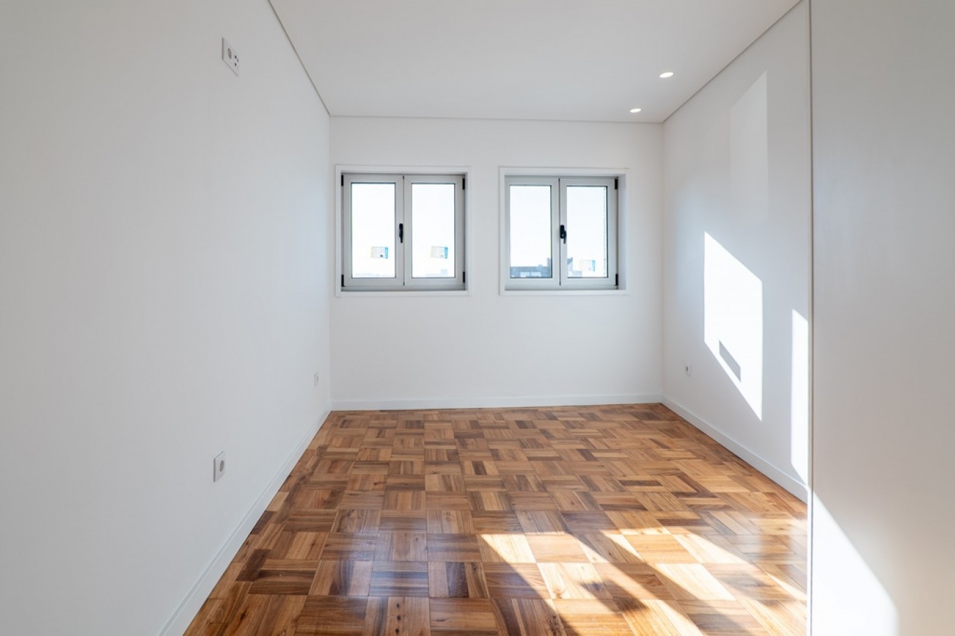 Renovated 4-bedroom apartment for sale in the centre of Porto, Portugal_350710