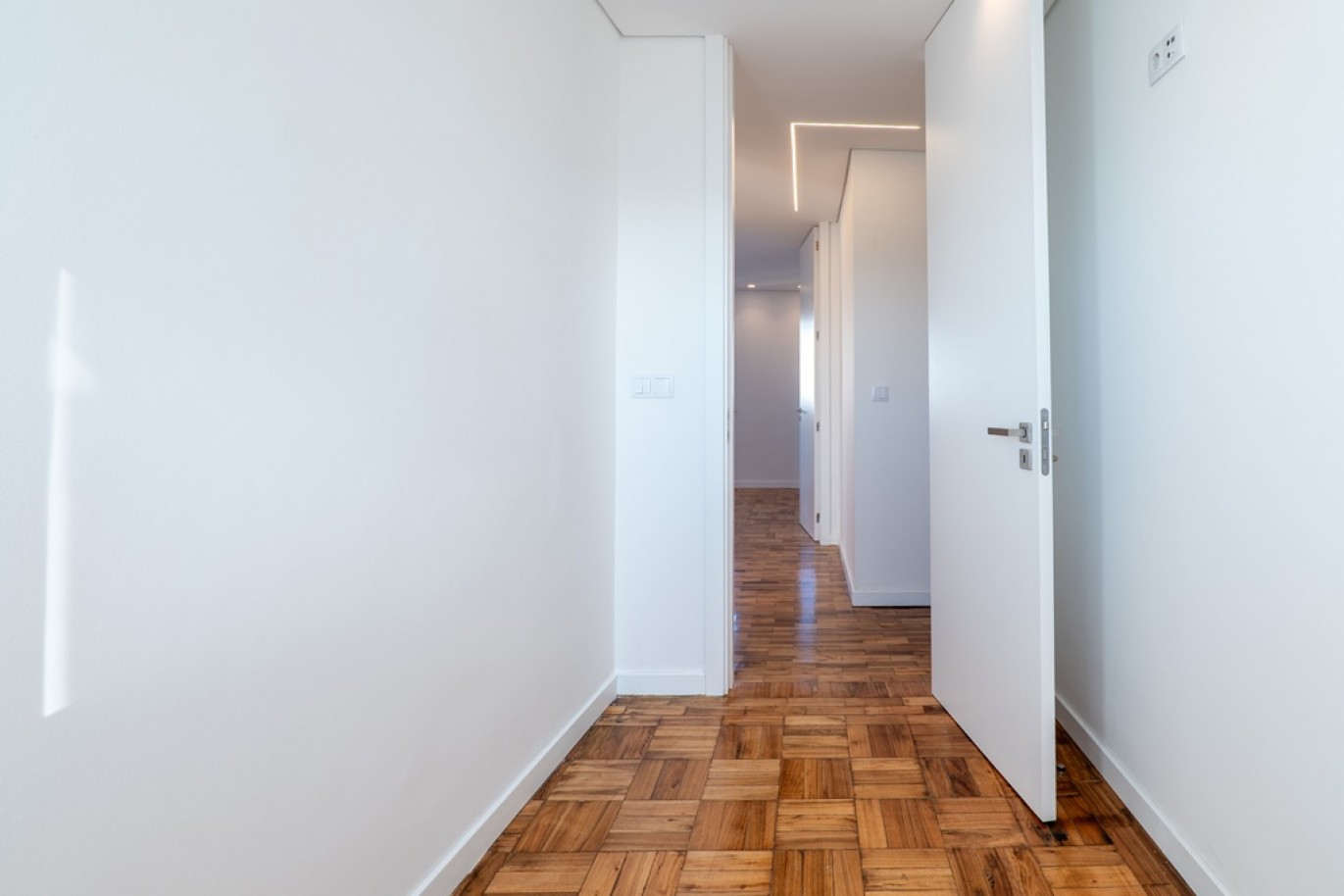 Renovated 4-bedroom apartment for sale in the centre of Porto, Portugal_350719