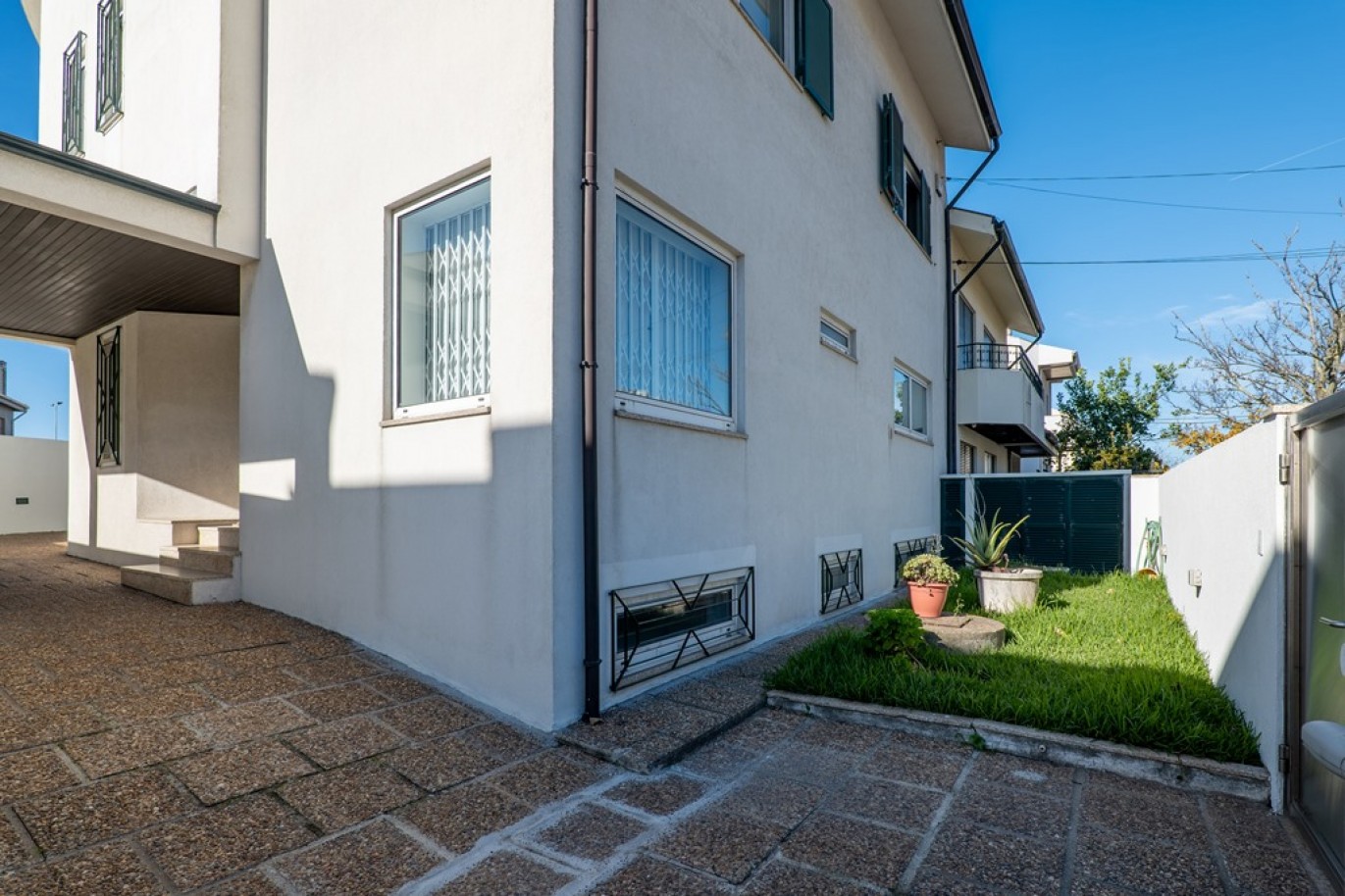 Four bedroom villa with outdoor space for sale Leça Palmeira, Portugal_350779