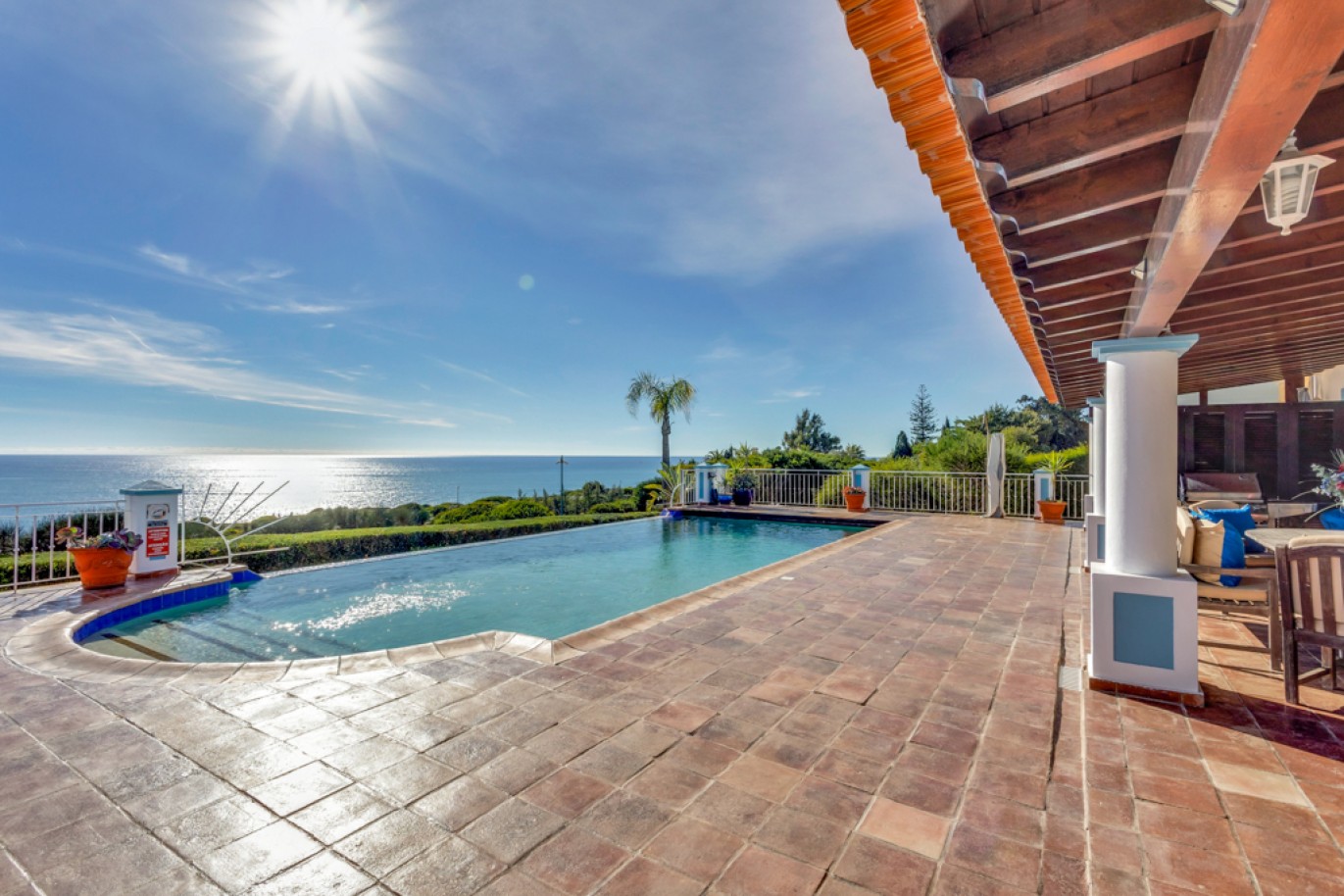 Beachfront villa with pool for sale in Luz, Algarve, Portugal_350787