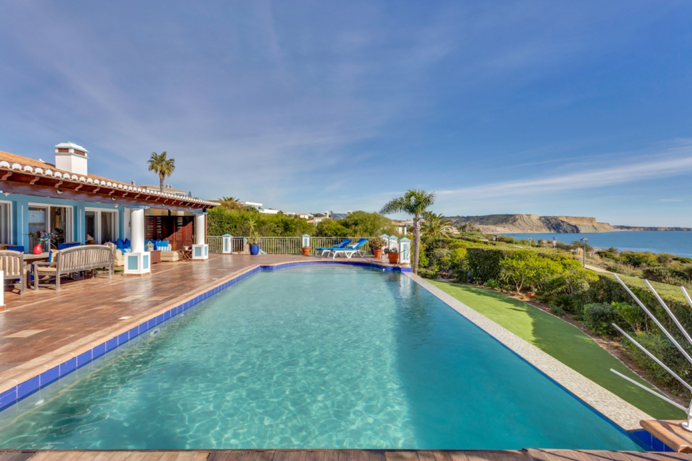 Beachfront villa with pool for sale in Luz, Algarve, Portugal_350789