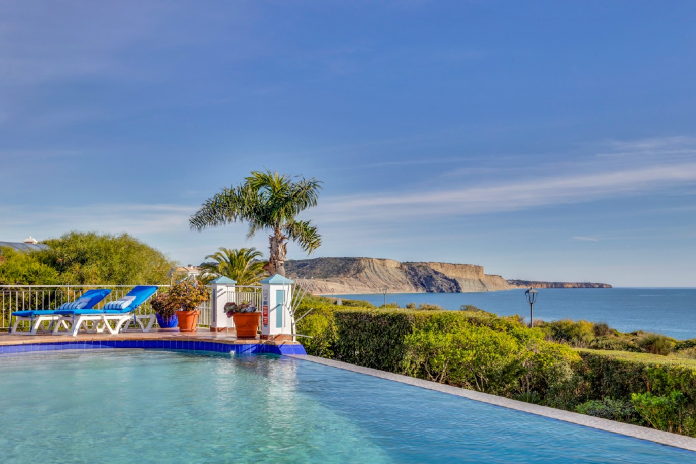 Beachfront villa with pool for sale in Luz, Algarve, Portugal_350790