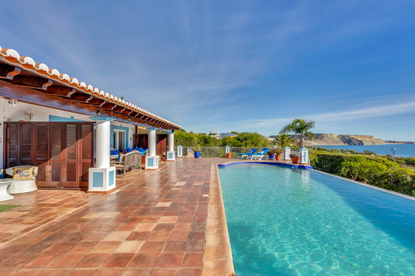 Beachfront villa with pool for sale in Luz, Algarve, Portugal_350791