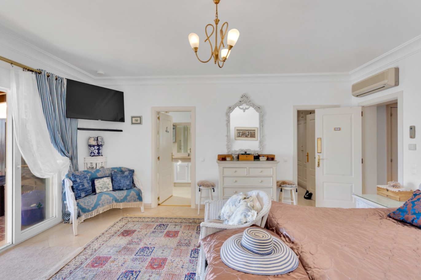 Beachfront villa with pool for sale in Luz, Algarve, Portugal_350793