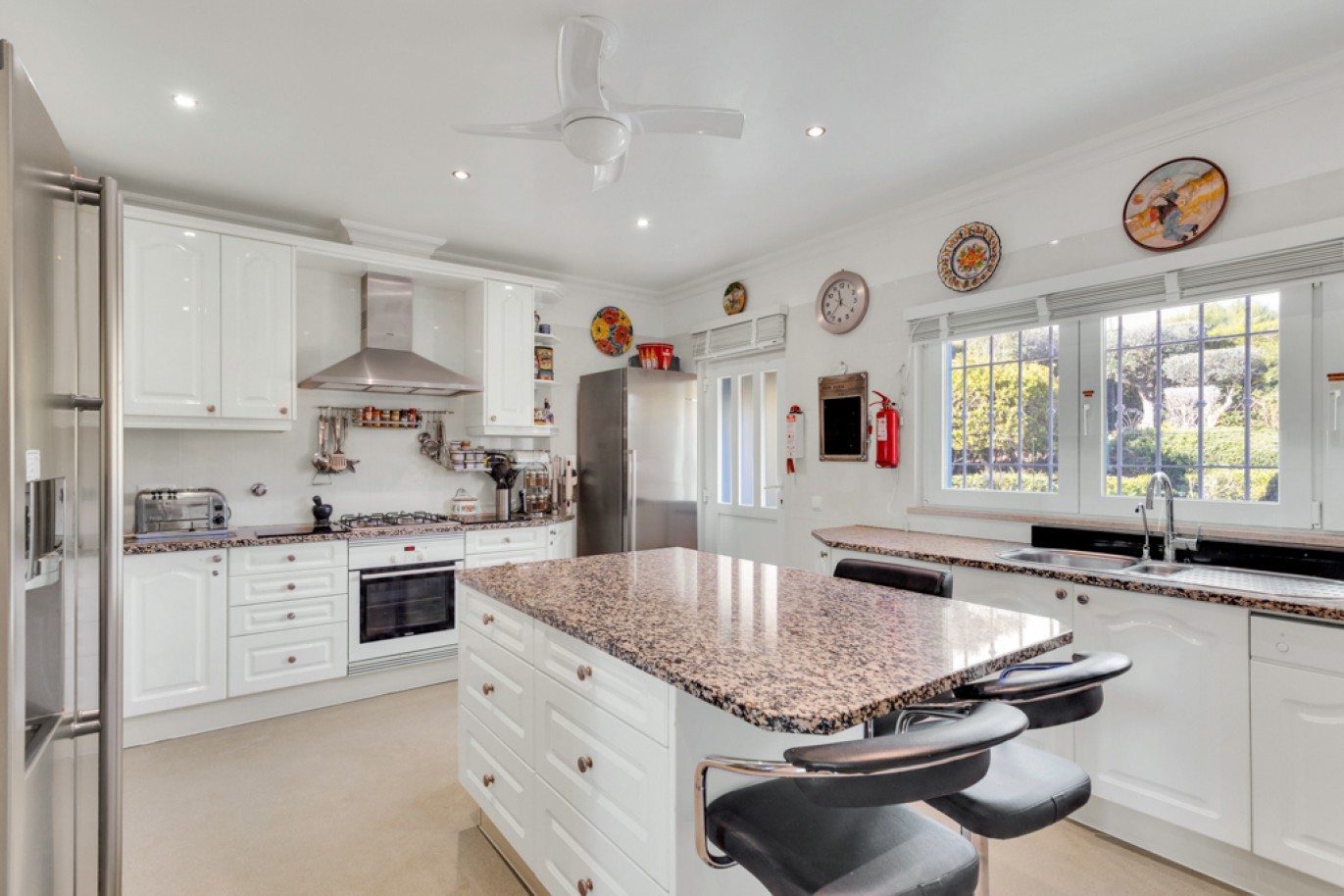 Beachfront villa with pool for sale in Luz, Algarve, Portugal_350795