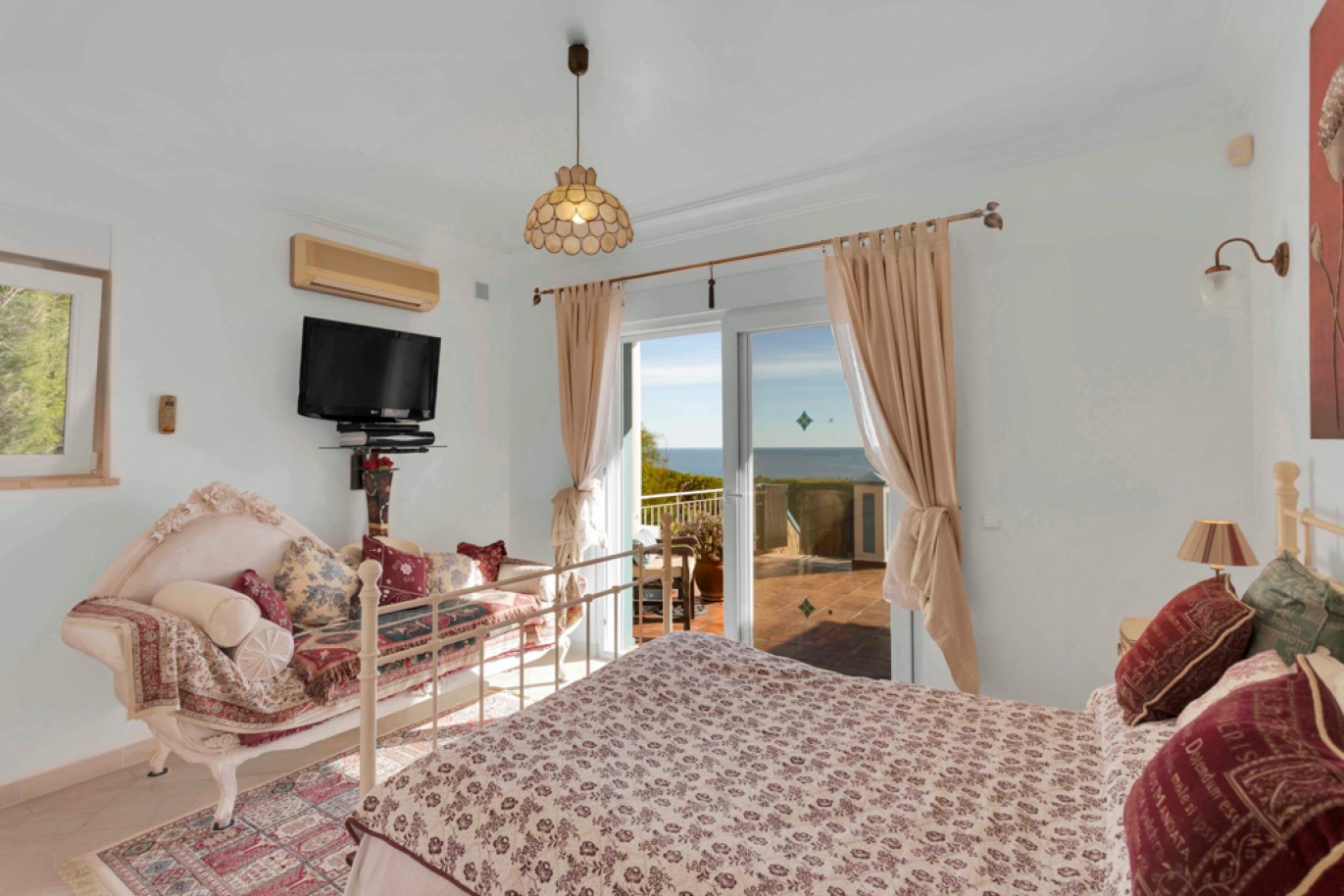 Beachfront villa with pool for sale in Luz, Algarve, Portugal_350797