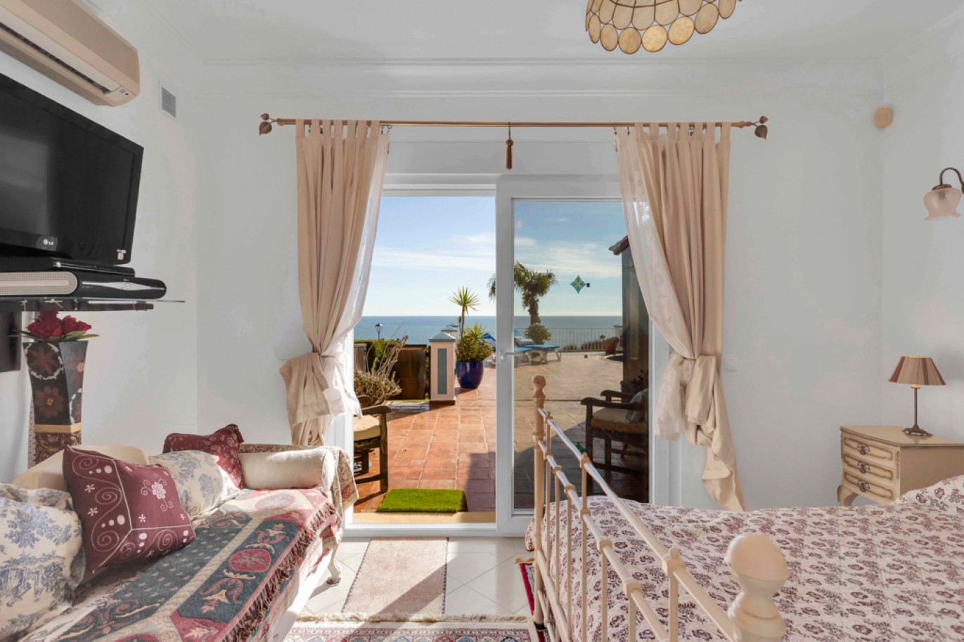 Beachfront villa with pool for sale in Luz, Algarve, Portugal_350798