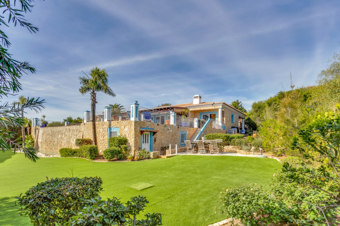 Beachfront villa with pool for sale in Luz, Algarve, Portugal_350800