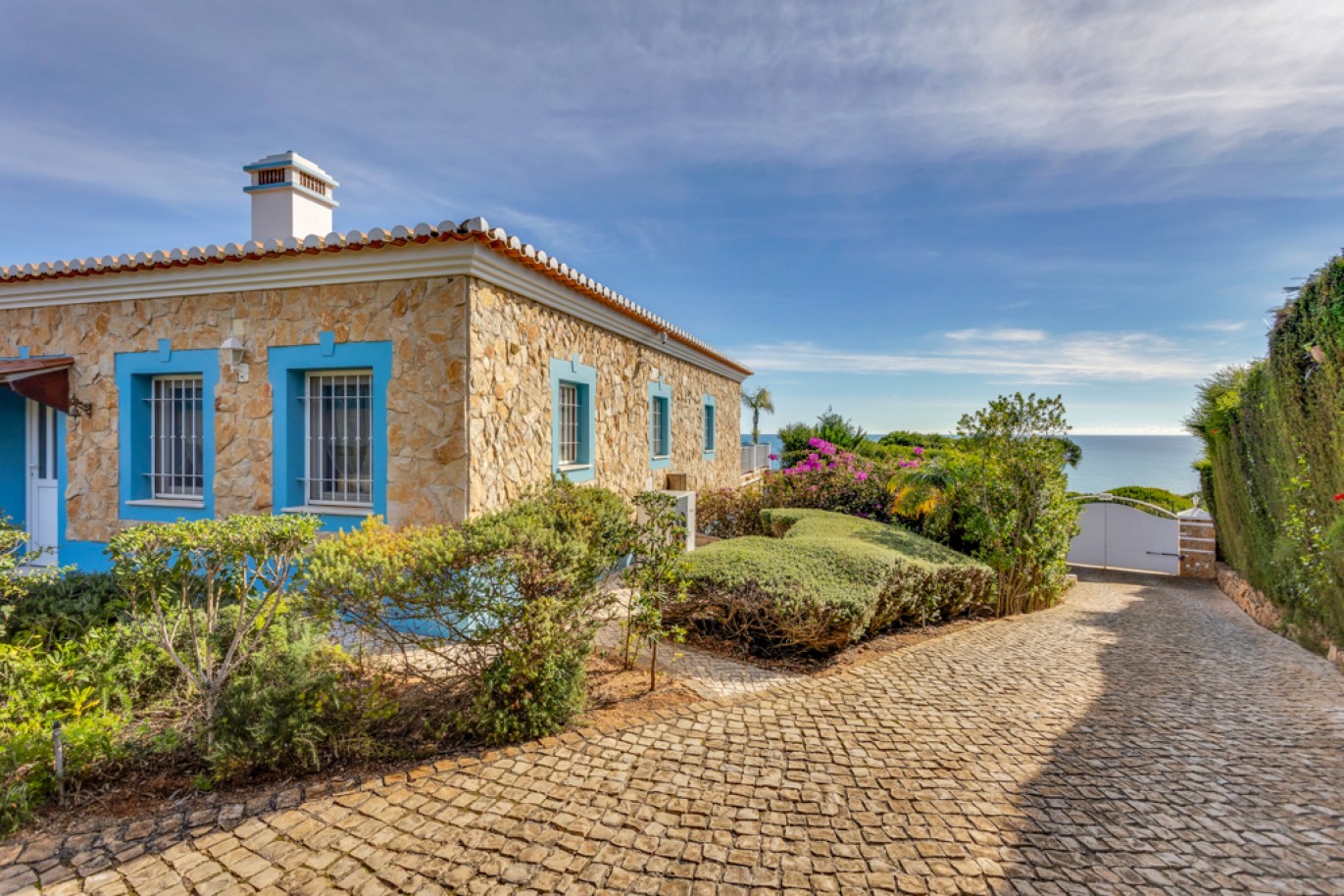 Beachfront villa with pool for sale in Luz, Algarve, Portugal_350801