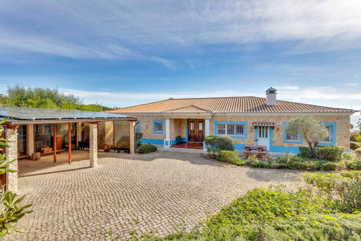 Beachfront villa with pool for sale in Luz, Algarve, Portugal_350803