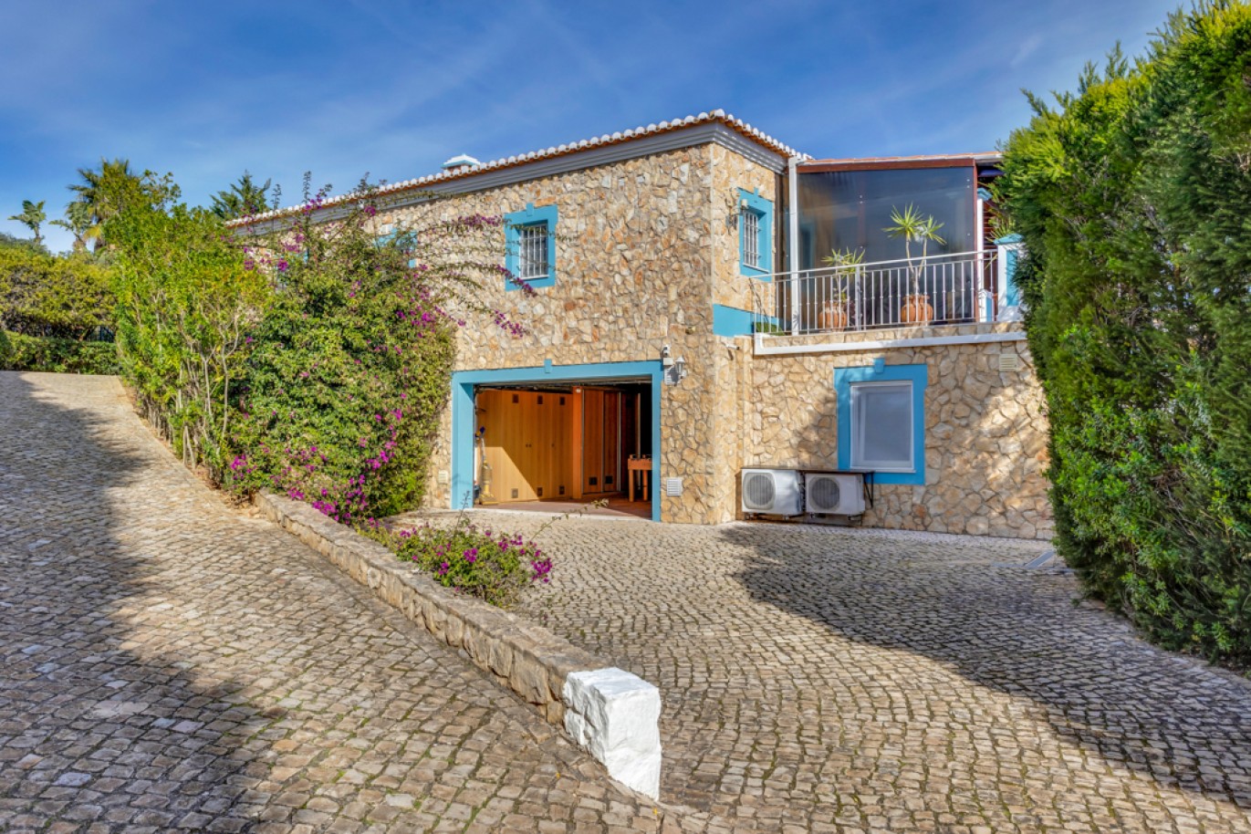 Beachfront villa with pool for sale in Luz, Algarve, Portugal_350804
