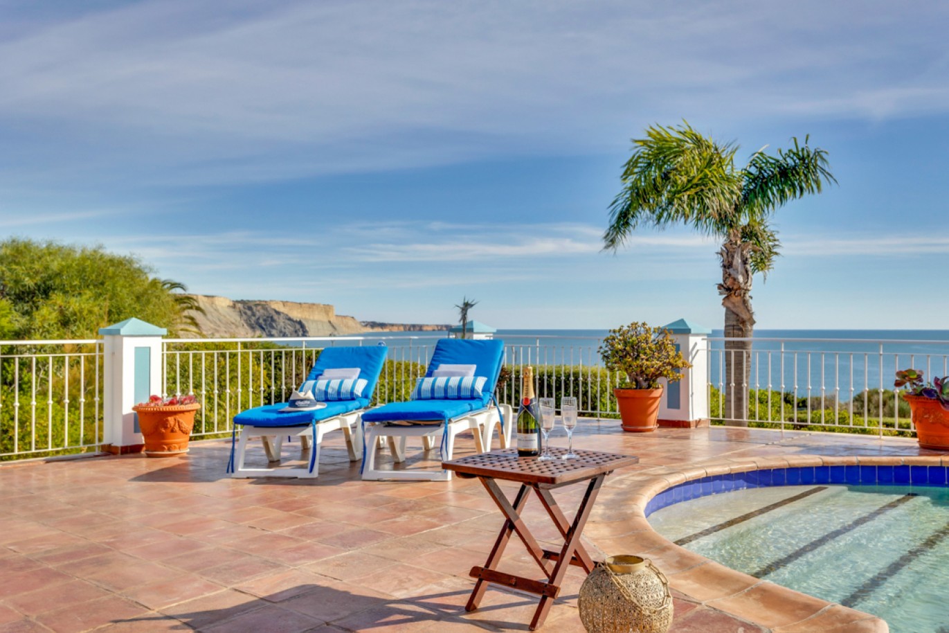 Beachfront villa with pool for sale in Luz, Algarve, Portugal_350805