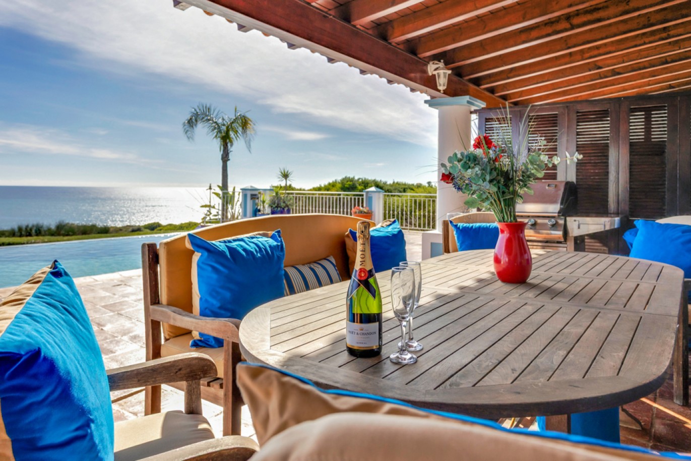 Beachfront villa with pool for sale in Luz, Algarve, Portugal_350807