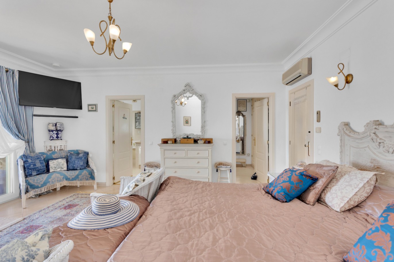 Beachfront villa with pool for sale in Luz, Algarve, Portugal_350808