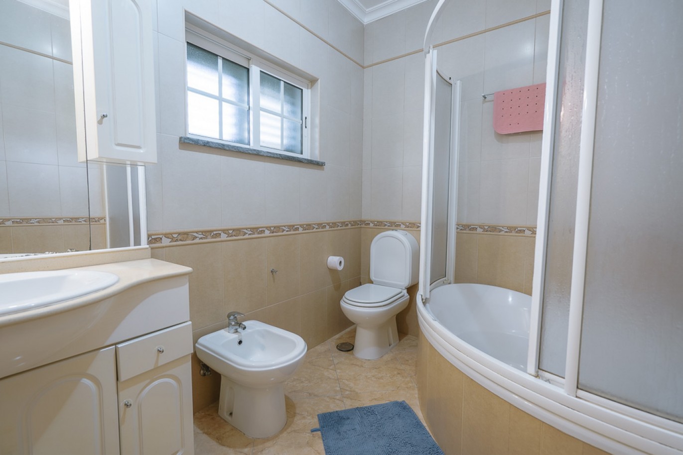 Villa in Strandnähe, zu verkaufen in Monte Gordo, Algarve, Portugal_352668