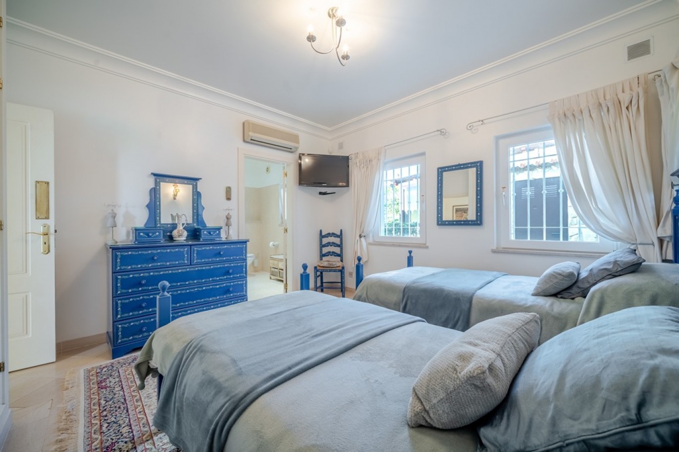 Beachfront villa with pool for sale in Luz, Algarve, Portugal_352881