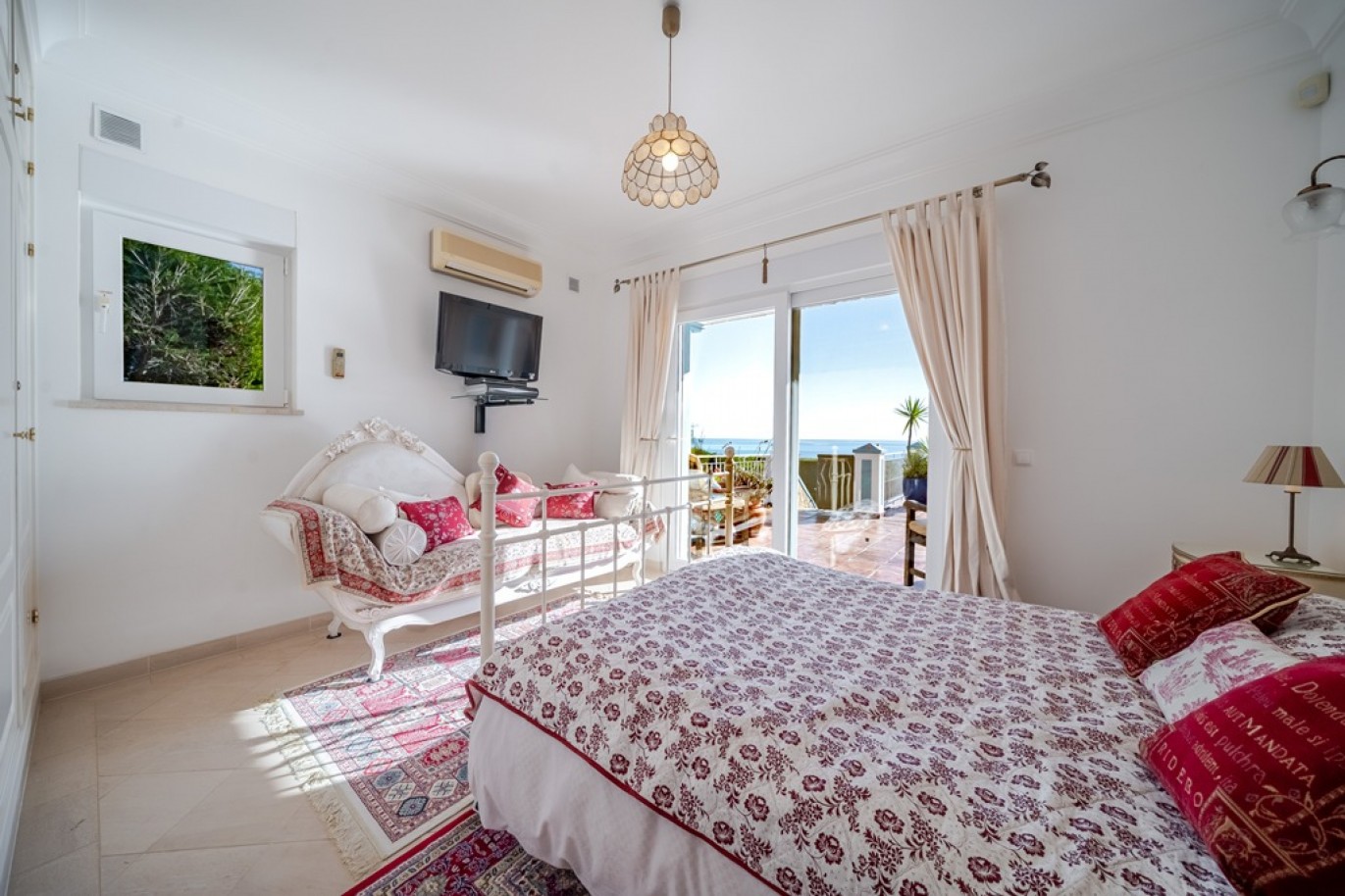 Beachfront villa with pool for sale in Luz, Algarve, Portugal_352883