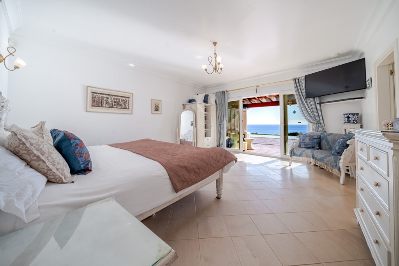 Beachfront villa with pool for sale in Luz, Algarve, Portugal_352884