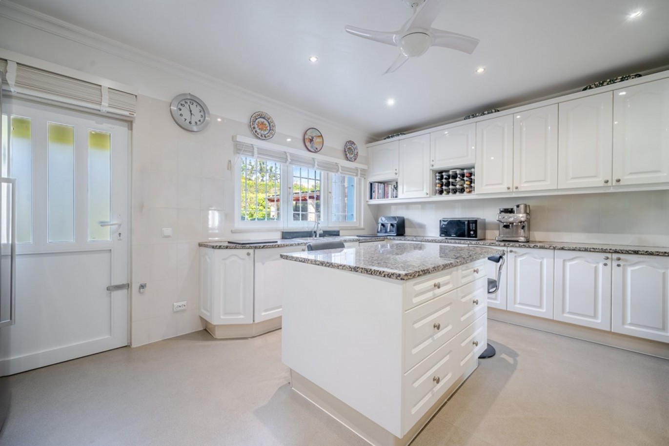 Beachfront villa with pool for sale in Luz, Algarve, Portugal_352888