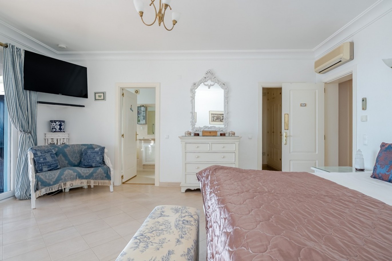 Beachfront villa with pool for sale in Luz, Algarve, Portugal_352889