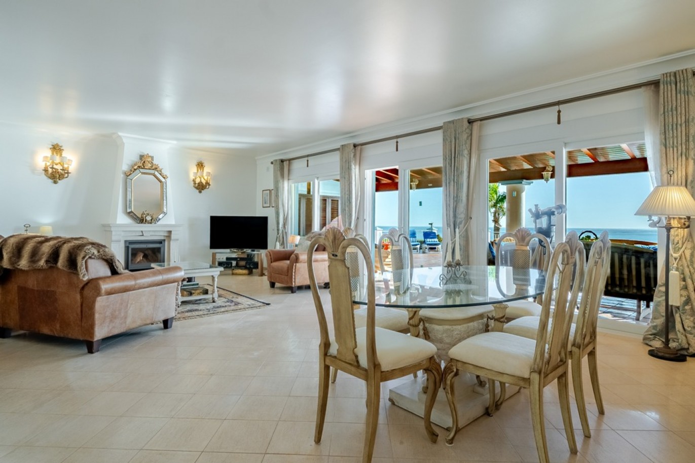 Beachfront villa with pool for sale in Luz, Algarve, Portugal_352891