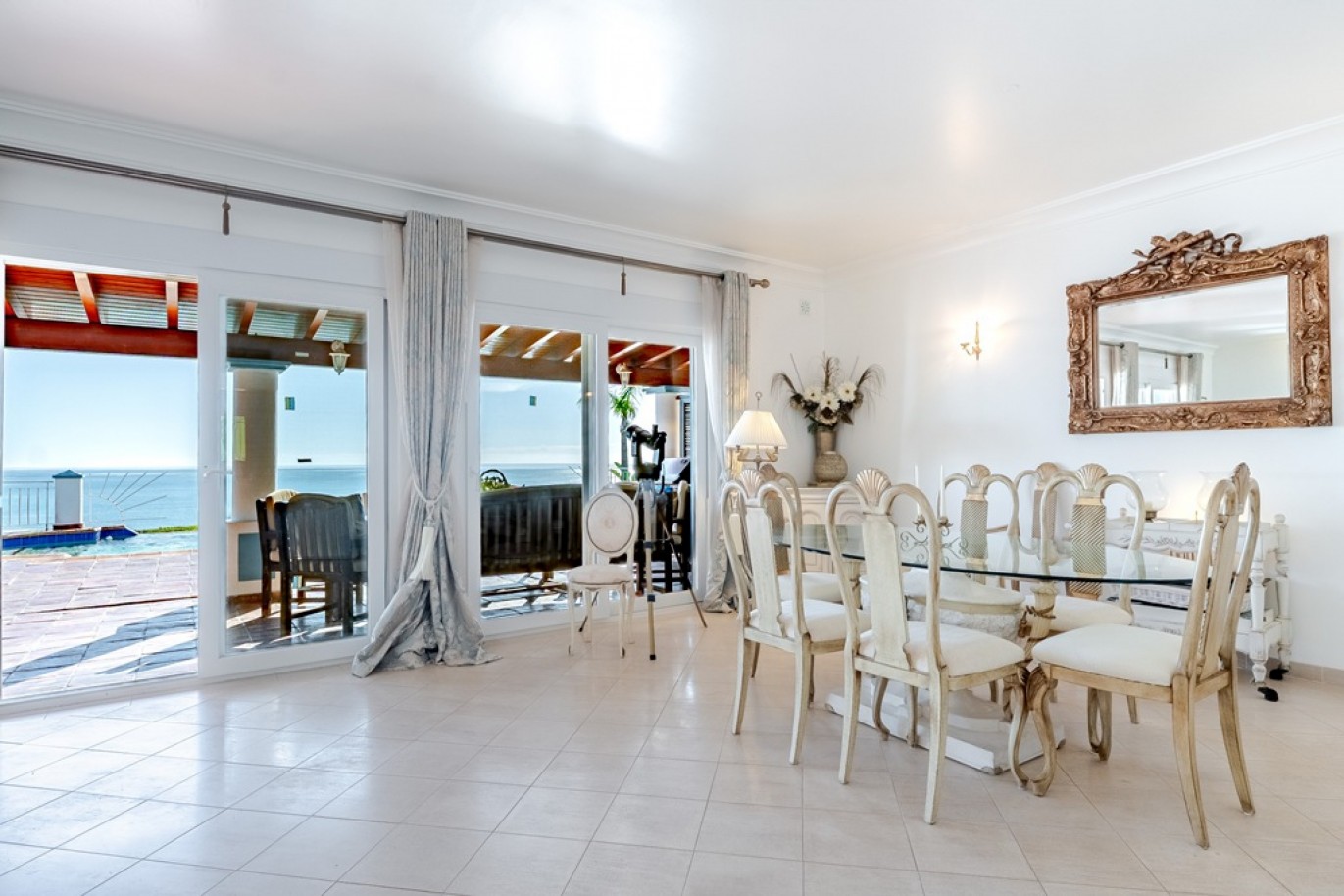 Beachfront villa with pool for sale in Luz, Algarve, Portugal_352893