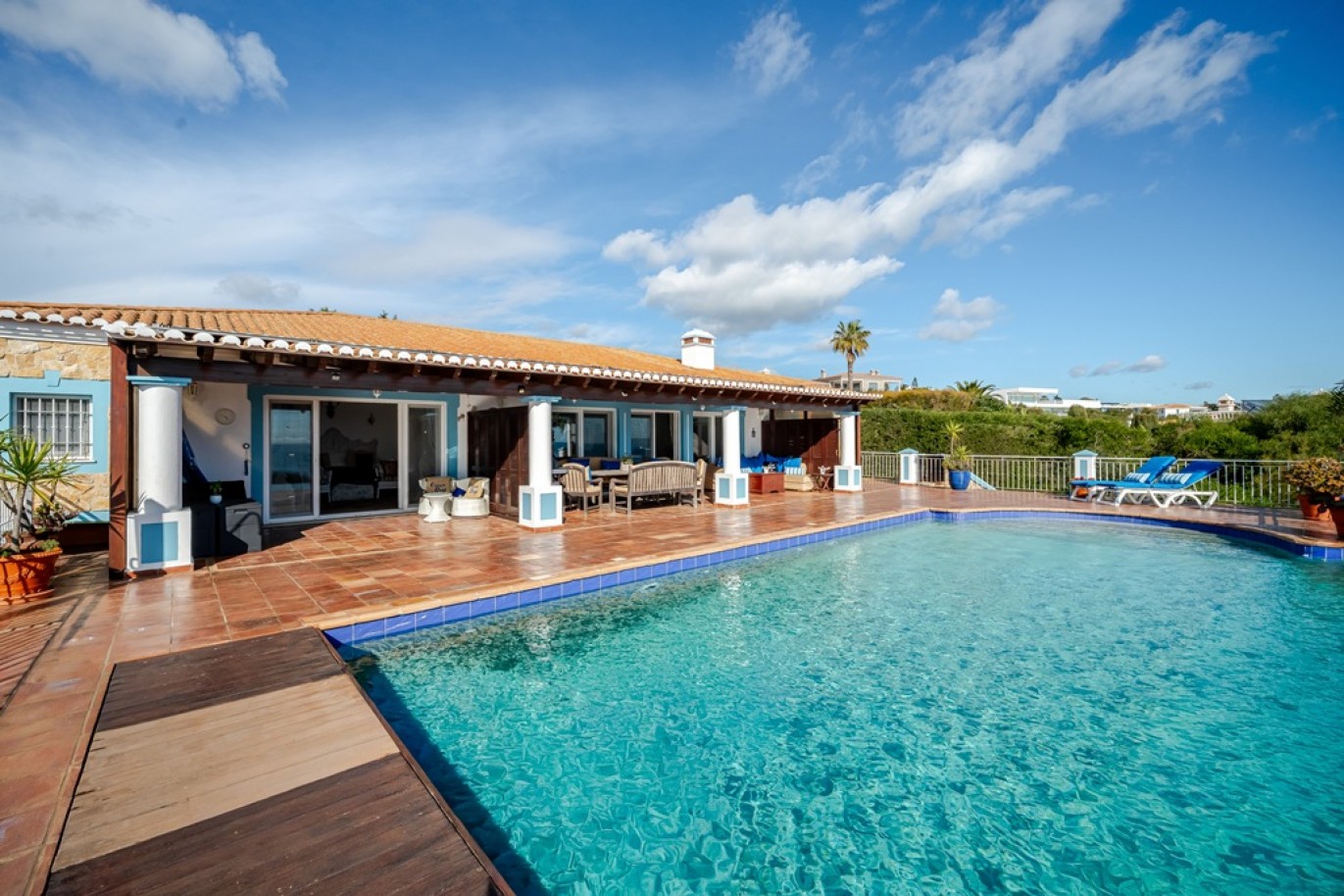 Beachfront villa with pool for sale in Luz, Algarve, Portugal_352894