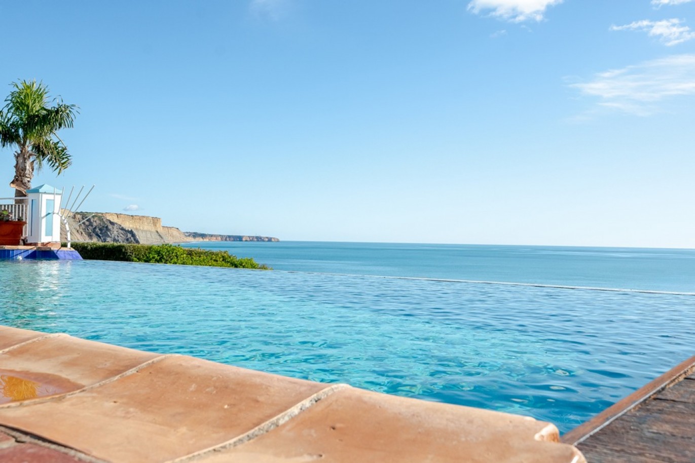 Beachfront villa with pool for sale in Luz, Algarve, Portugal_352895