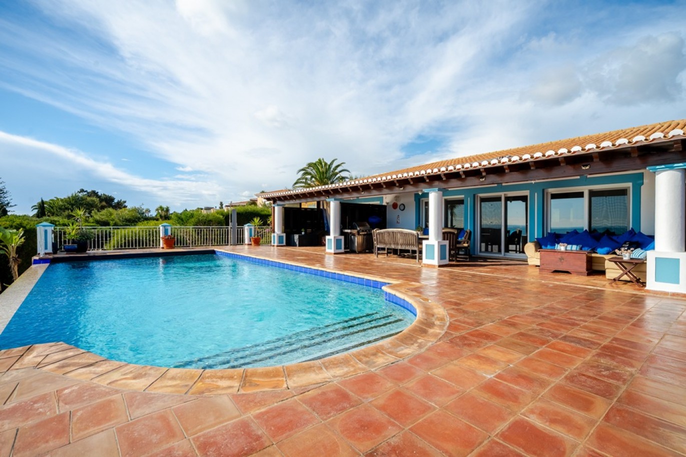 Beachfront villa with pool for sale in Luz, Algarve, Portugal_352896