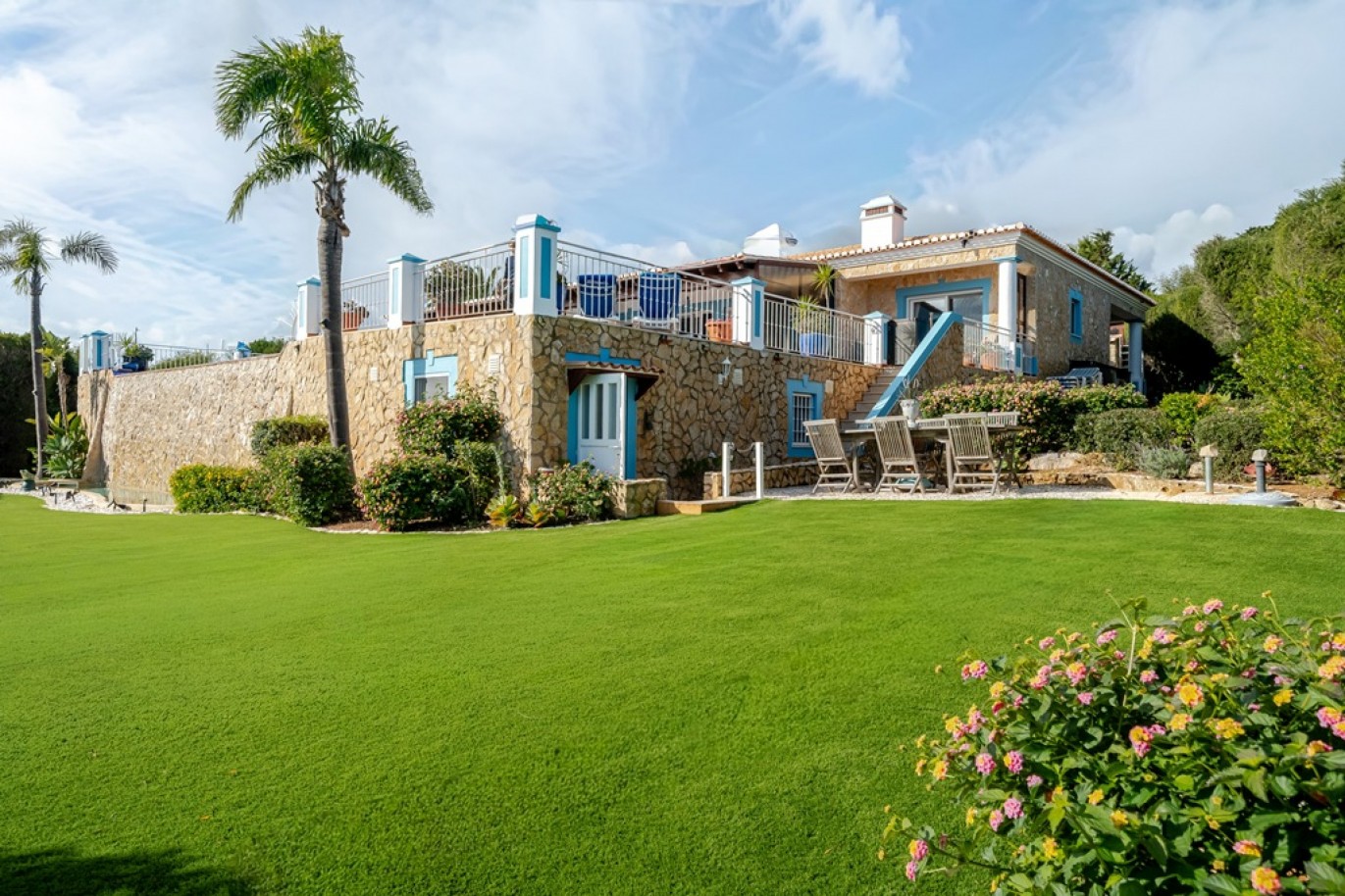 Beachfront villa with pool for sale in Luz, Algarve, Portugal_352898