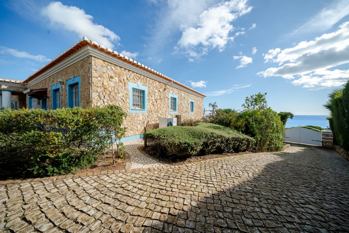 Beachfront villa with pool for sale in Luz, Algarve, Portugal_352899