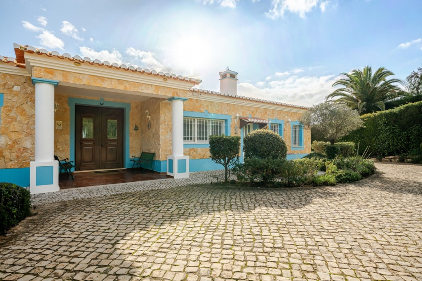 Beachfront villa with pool for sale in Luz, Algarve, Portugal_352901