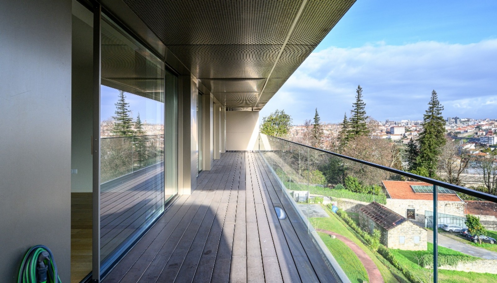 Piso de 3 dormitorios con balcón en alquiler Vila Nova Gaia, Portugal_353419